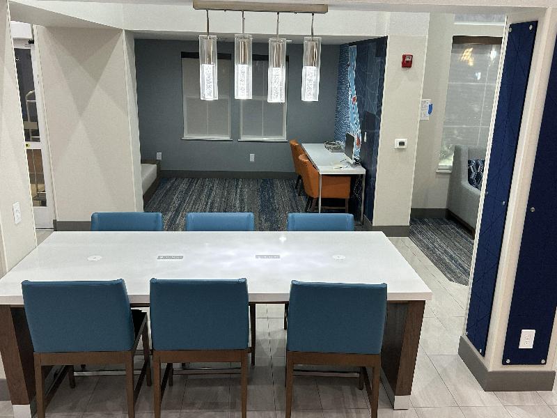 Holiday Inn Express Manteca  image