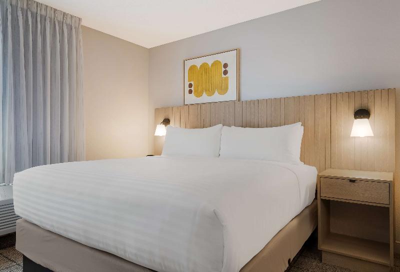 Sonesta Simply Suites Irvine East Foothill image