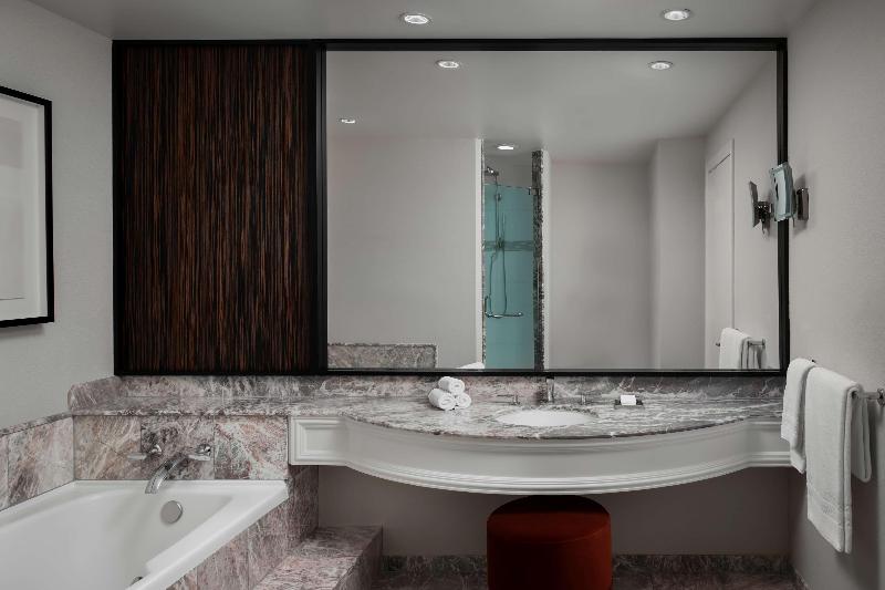 Vogue Hotel Montreal Downtown, Curio Collection by