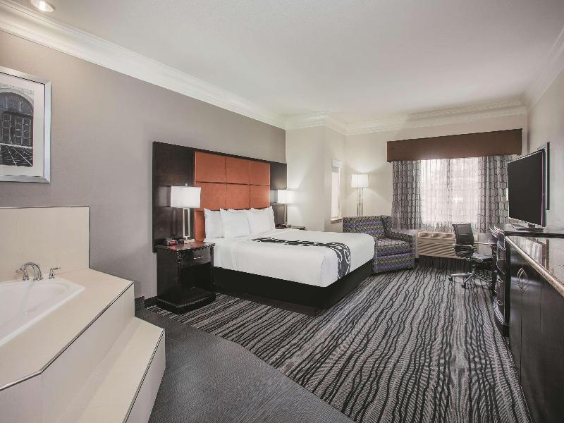 La Quinta Inn & Suites by Wyndham Dublin - Pleasan image