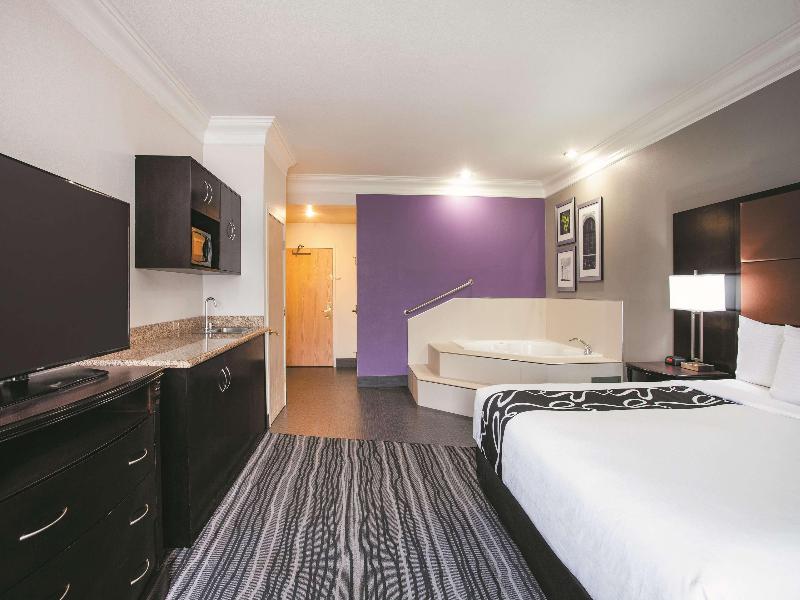 La Quinta Inn & Suites by Wyndham Dublin - Pleasan image