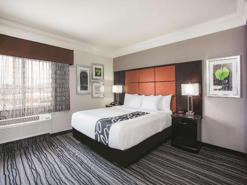 La Quinta Inn & Suites by Wyndham Dublin - Pleasan image