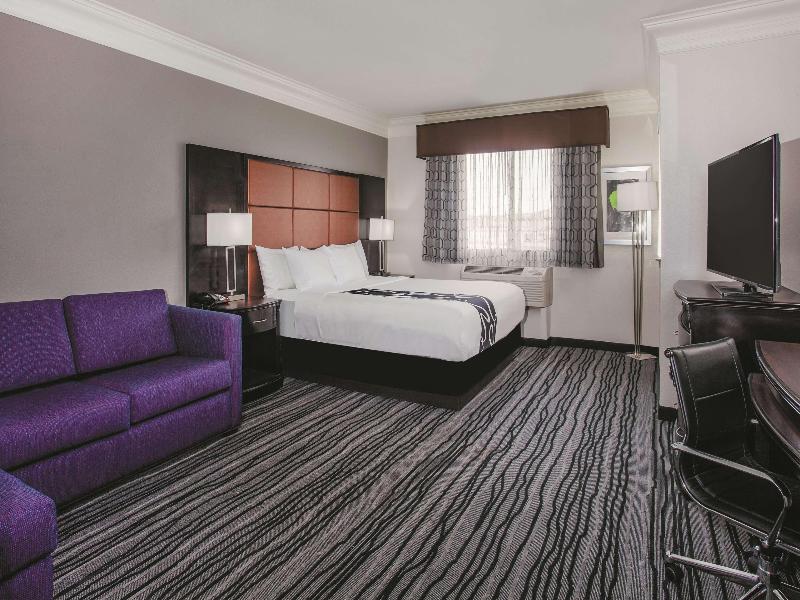 La Quinta Inn & Suites by Wyndham Dublin - Pleasan image
