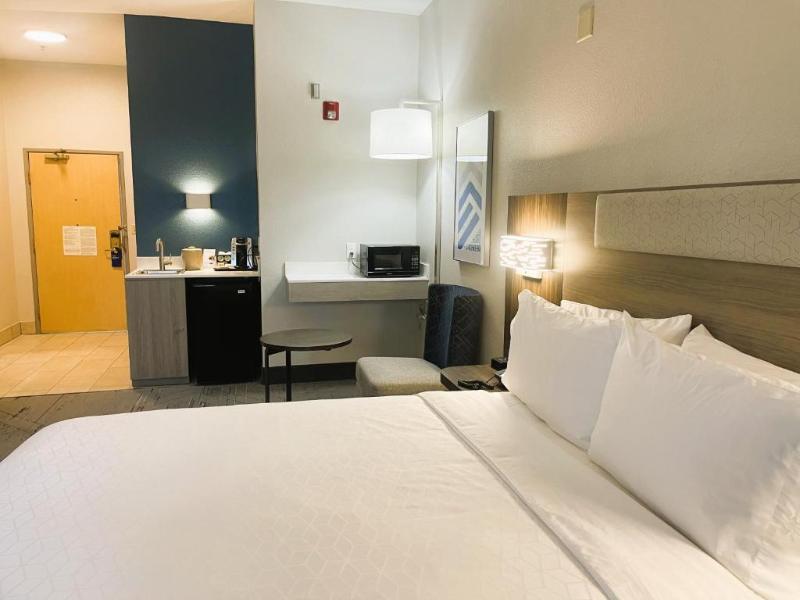 Holiday Inn Express & Suites Berkeley By IHG image