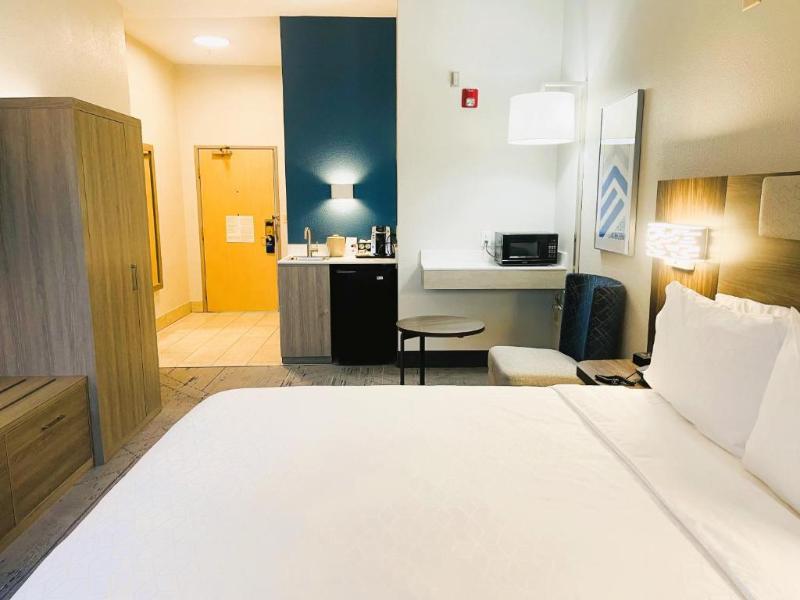 Holiday Inn Express & Suites Berkeley By IHG image