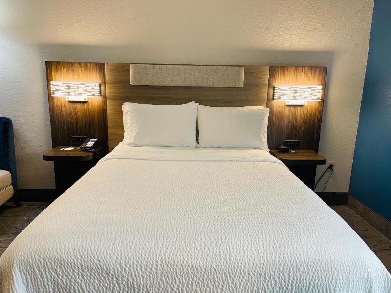 Holiday Inn Express & Suites Berkeley By IHG image