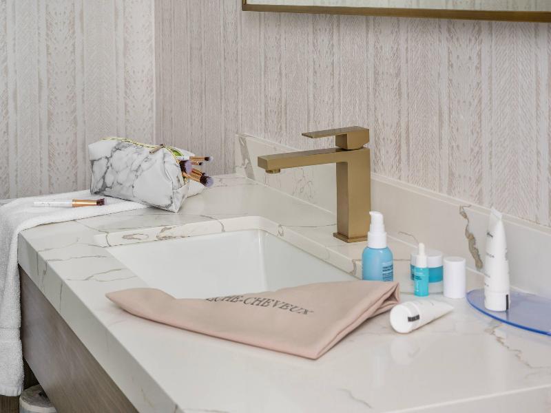 Radisson Hotel Montreal Airport image