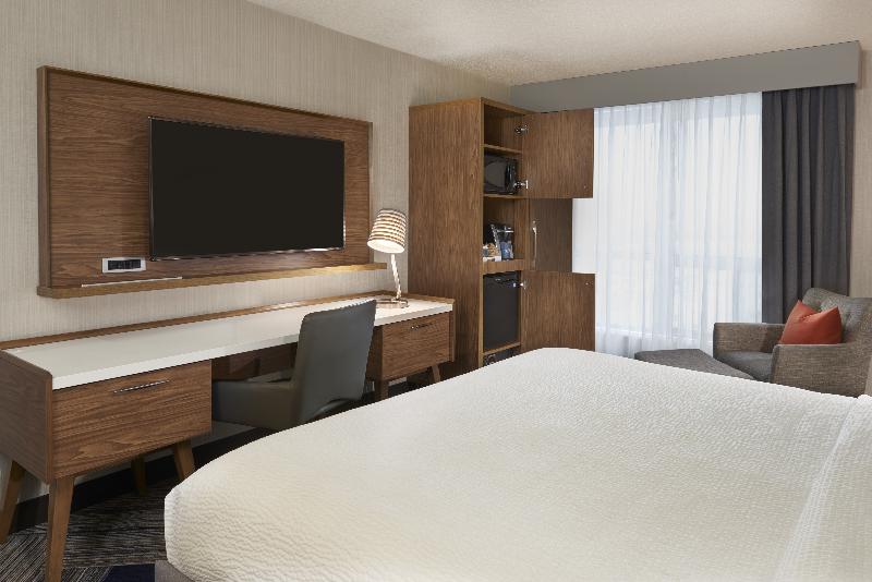 Quality Hotel AND Suites Toronto Airport East