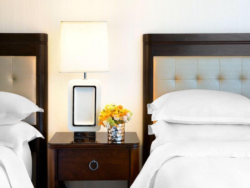 Sheraton Vancouver Wall Centre image