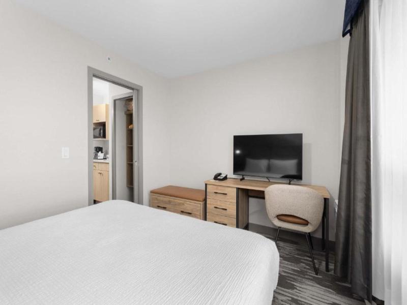 Sandman Calgary Airport image