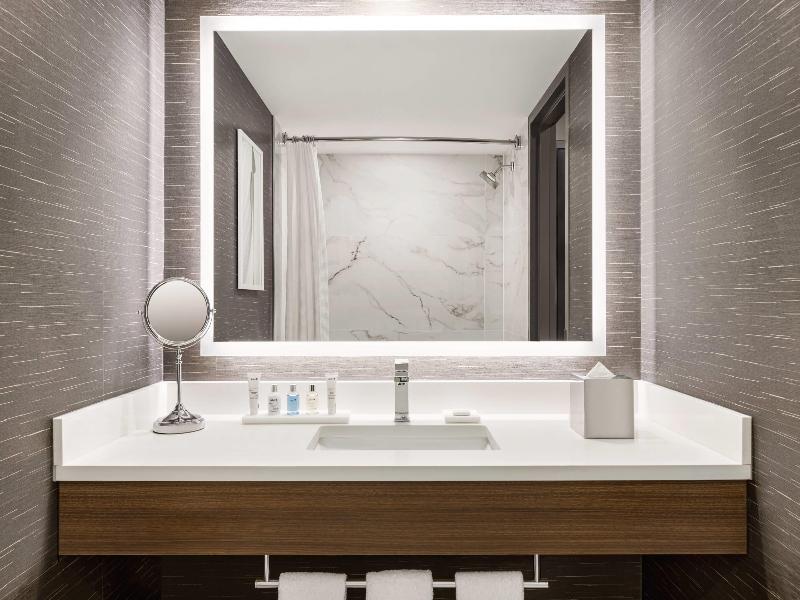 Radisson Blu Vancouver Airport Hotel & Marina image