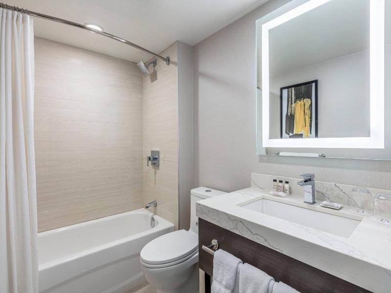Delta Hotels Vancouver Downtown Suites image