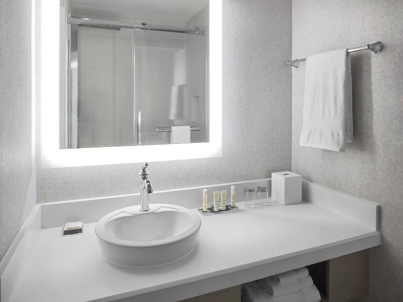 Montreal Marriott Chateau Champlain image