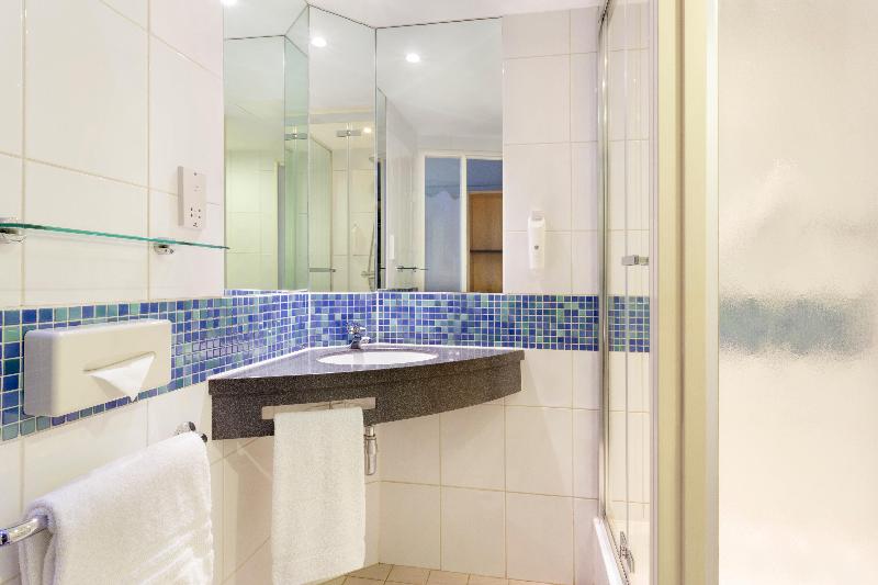 Premier Inn London Fulham image