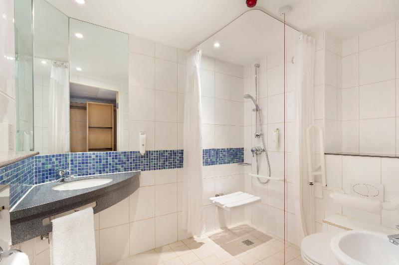 Premier Inn London Fulham image