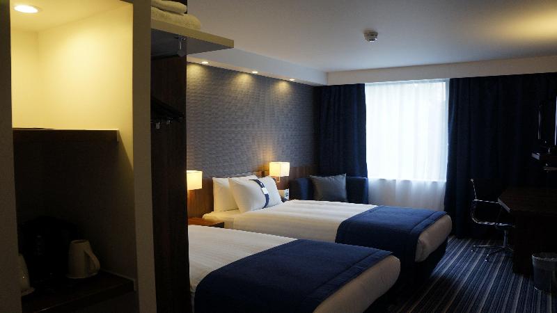 Premier Inn London Fulham image