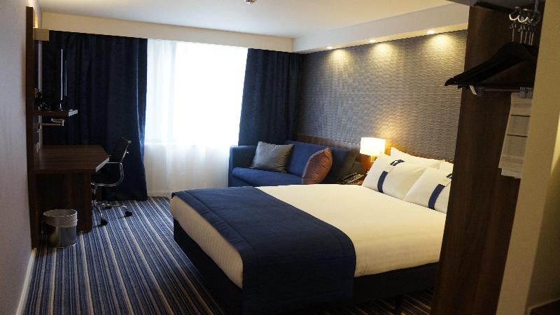 Premier Inn London Fulham image