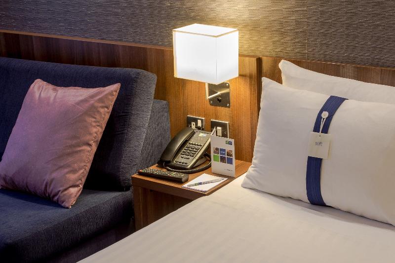 Premier Inn London Fulham image