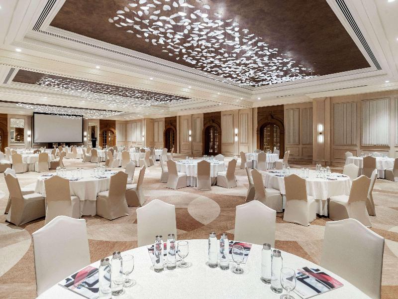 Movenpick Hotel & Apartments Bur Dubai image