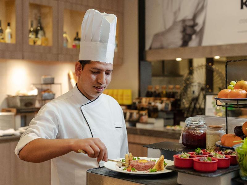 Movenpick Hotel & Apartments Bur Dubai image