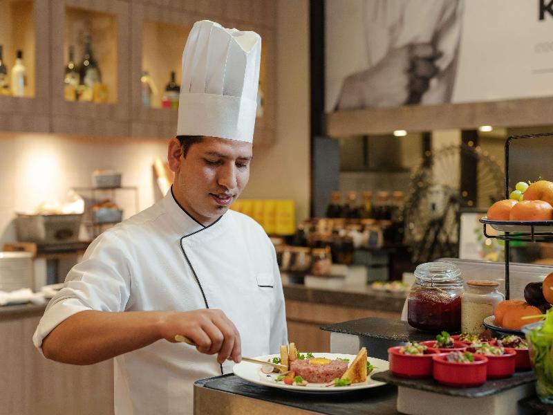 Movenpick Hotel & Apartments Bur Dubai image