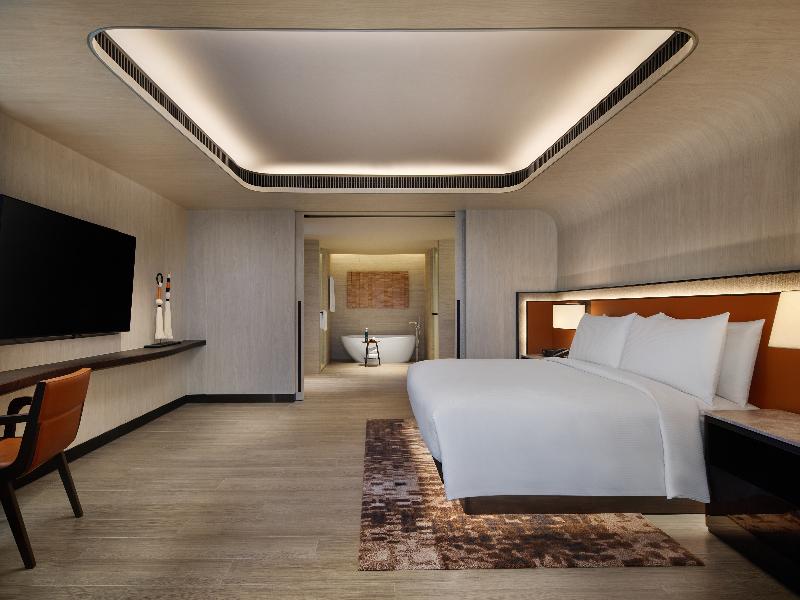 DoubleTree by Hilton Bangkok Ploenchit image