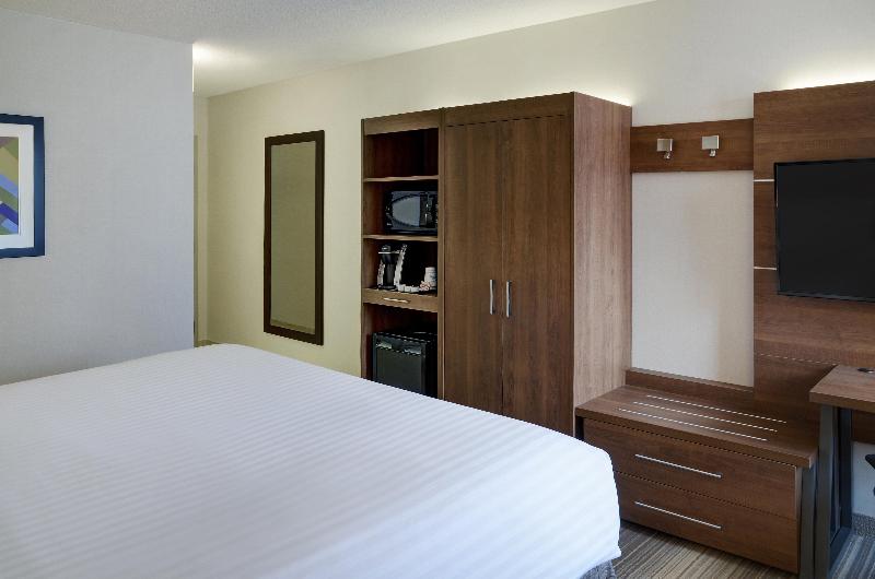 Holiday Inn Express Toronto Downtown Holiday Inn Express Toronto Downtown