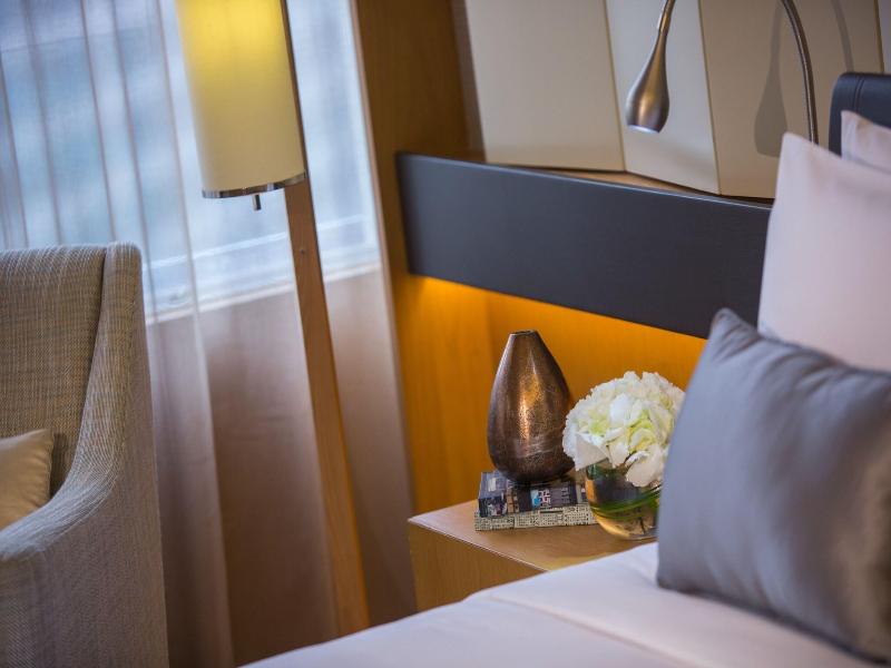 Renaissance Hong Kong Harbour View Hotel image