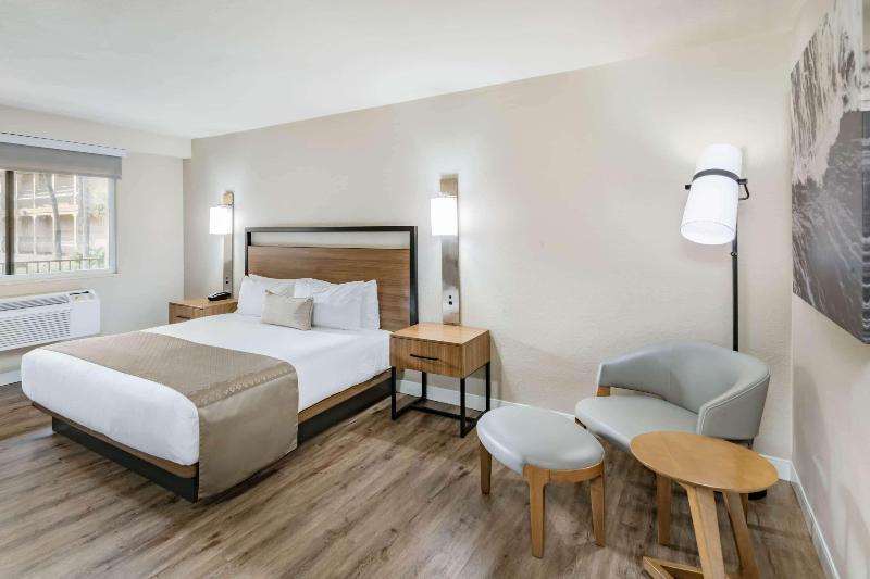 Mission Plaza Hotel & Suites by Sea World