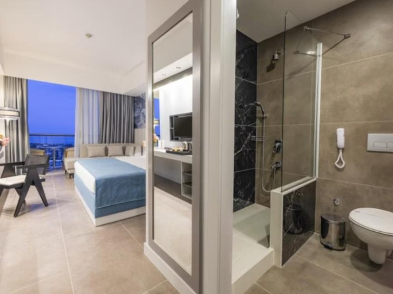 Crystal Centro Pearl Collection image