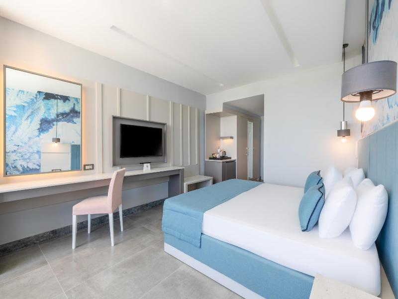 Crystal Centro Pearl Collection image