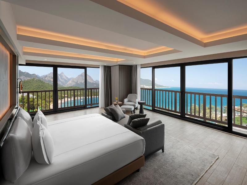 SUITE DELUXE WITH VIEWS