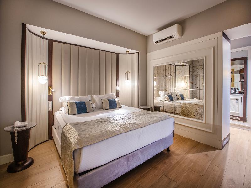 Charisma De Luxe Hotel image