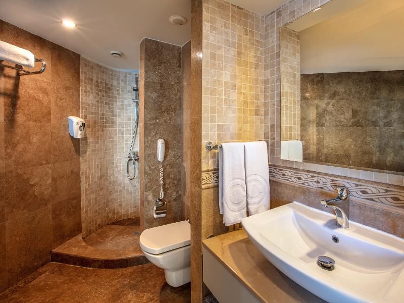Charisma De Luxe Hotel image