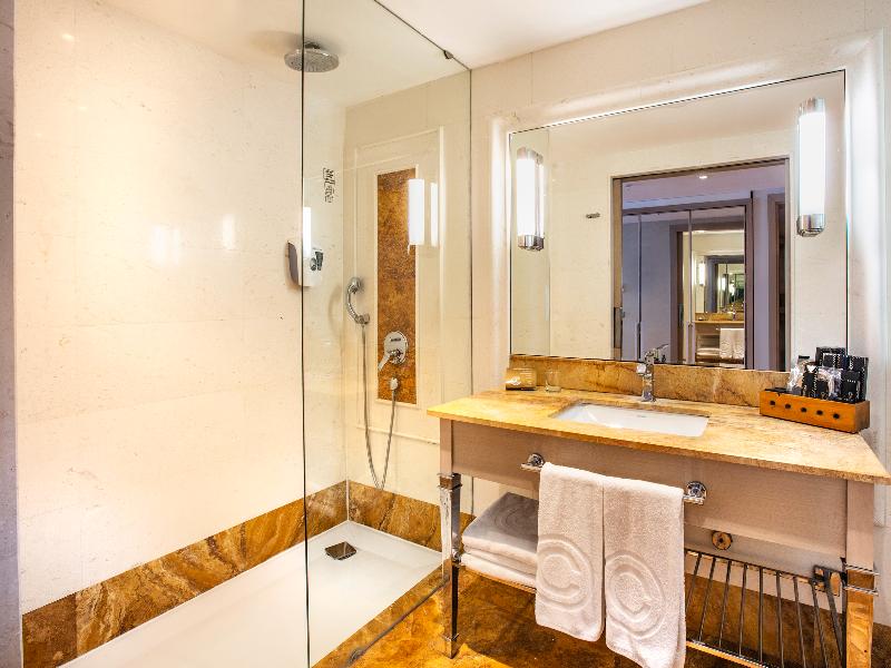 Charisma De Luxe Hotel image