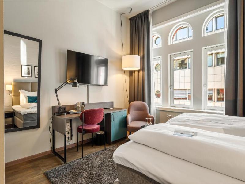 Clarion Hotel Admiral image