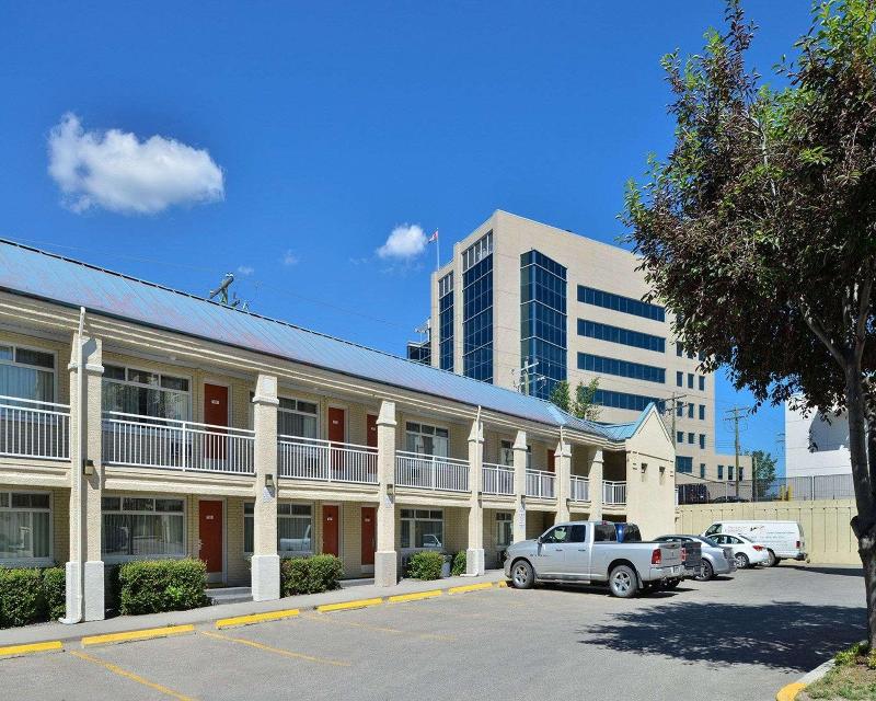 Econo Lodge Inn & Suites University Hotel