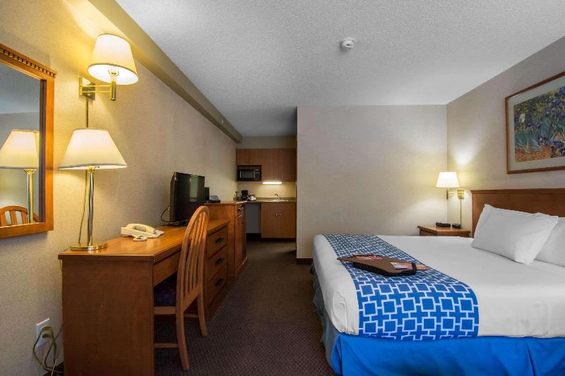Econo Lodge Inn & Suites University Hotel