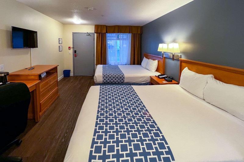 Econo Lodge Inn & Suites University Hotel Econo Lodge Inn & Suites University Hotel