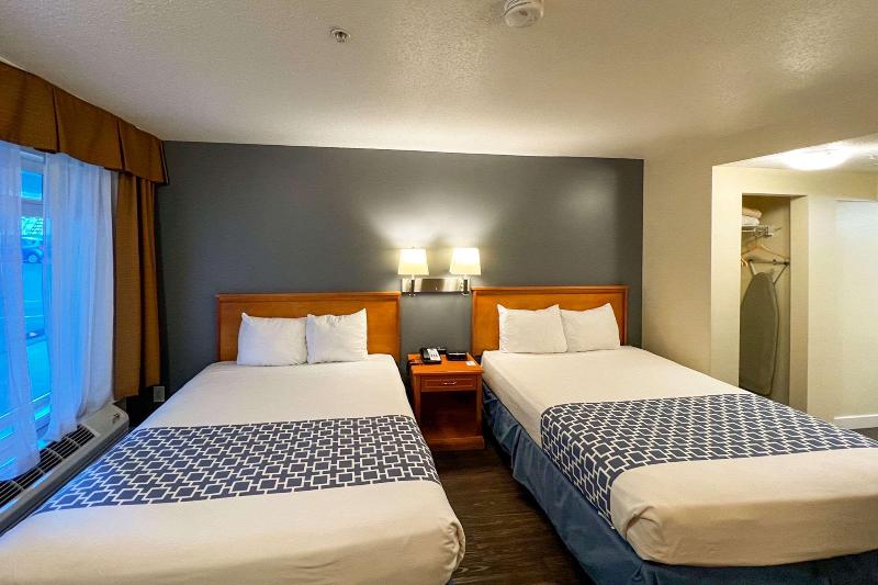 Econo Lodge Inn & Suites University Hotel Econo Lodge Inn & Suites University Hotel