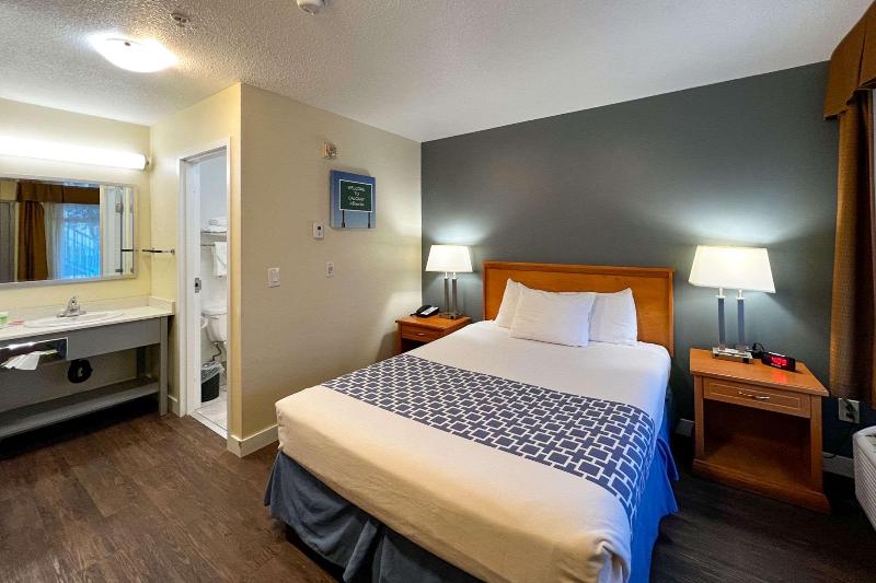 Econo Lodge Inn & Suites University Hotel Econo Lodge Inn & Suites University Hotel