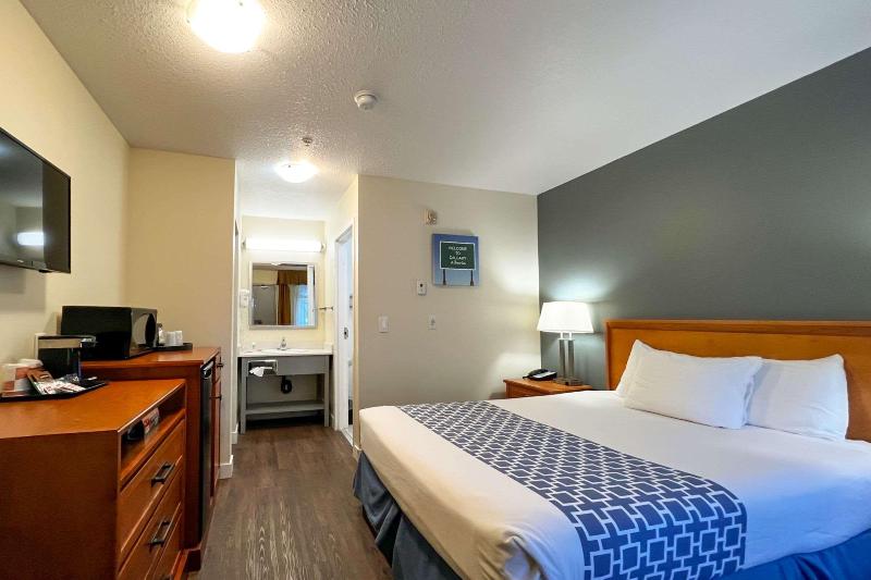 Econo Lodge Inn & Suites University Hotel Econo Lodge Inn & Suites University Hotel