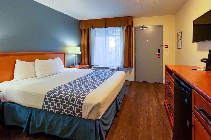 Econo Lodge Inn & Suites University Hotel Econo Lodge Inn & Suites University Hotel