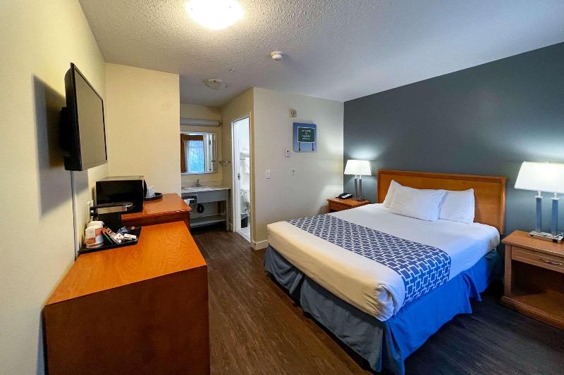 Econo Lodge Inn & Suites University Hotel Econo Lodge Inn & Suites University Hotel