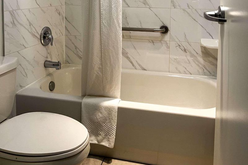 Econo Lodge Inn & Suites University Hotel Econo Lodge Inn & Suites University Hotel