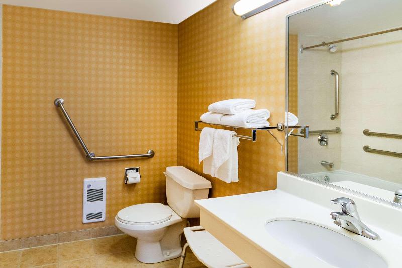 Econo Lodge Inn & Suites University Hotel Econo Lodge Inn & Suites University Hotel