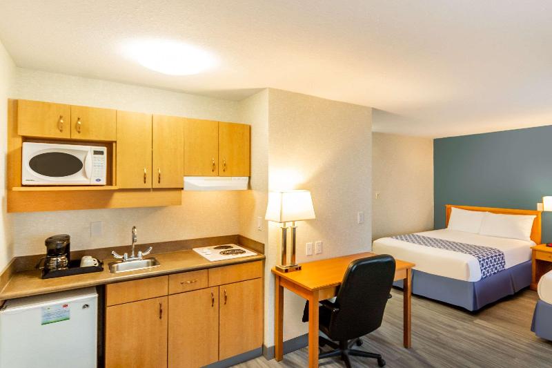 Econo Lodge Inn & Suites University Hotel Econo Lodge Inn & Suites University Hotel