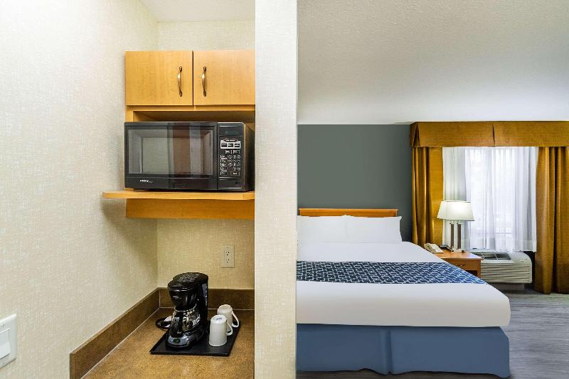 Econo Lodge Inn & Suites University Hotel Econo Lodge Inn & Suites University Hotel