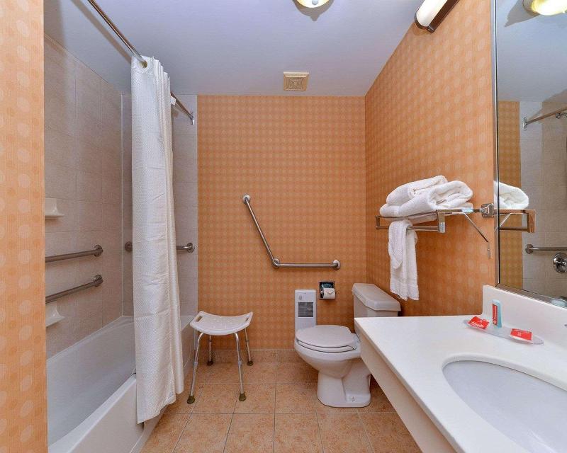 Econo Lodge Inn & Suites University Hotel Econo Lodge Inn & Suites University Hotel