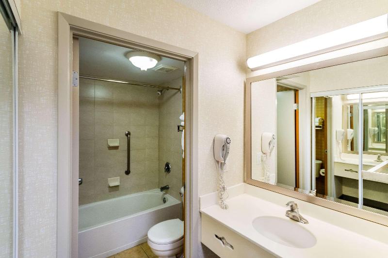 Econo Lodge Inn & Suites University Hotel Econo Lodge Inn & Suites University Hotel